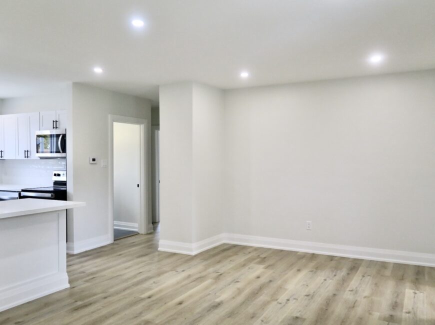 **RENOVATED** 3 Bedroom Main Floor in Welland!!