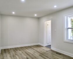 **RENOVATED** 3 Bedroom Main Floor in Welland!!