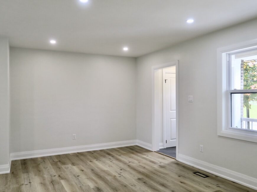 **RENOVATED** 3 Bedroom Main Floor in Welland!!