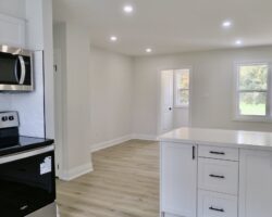 **RENOVATED** 3 Bedroom Main Floor in Welland!!