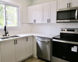 **RENOVATED** 3 Bedroom Main Floor in Welland!!