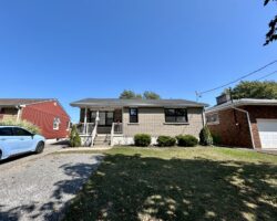 **RENOVATED** 3 Bedroom Main Floor in Welland!!