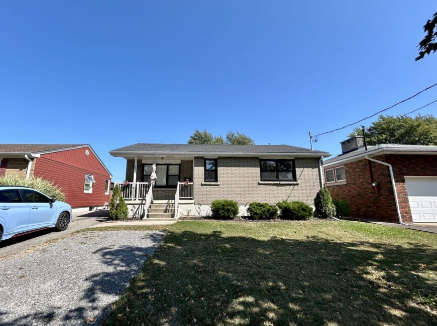 **RENOVATED** 3 Bedroom Main Floor in Welland!!